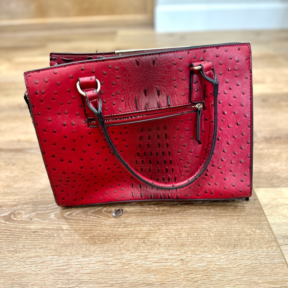 Stunning Red Crocodile Textured Handbag – Chic & Statement-Making! - Picture 2 of 8
